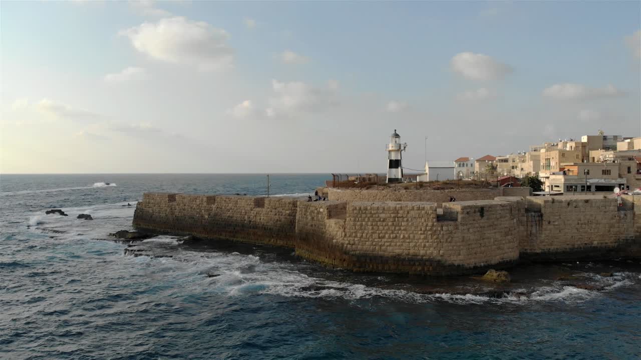 imágenes aéreas sobre la antigua ciudad de acre y el mar mediterráneo