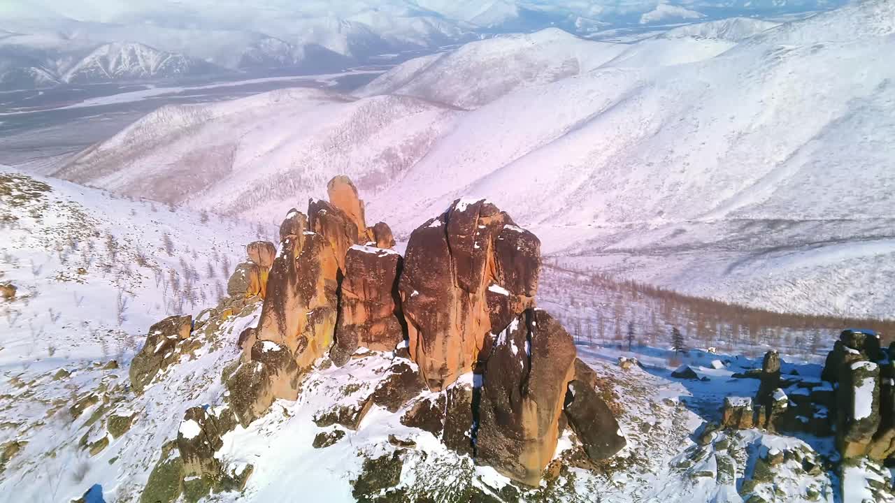 volando un dron sobre acantilados nevados en tiempo soleado 4k