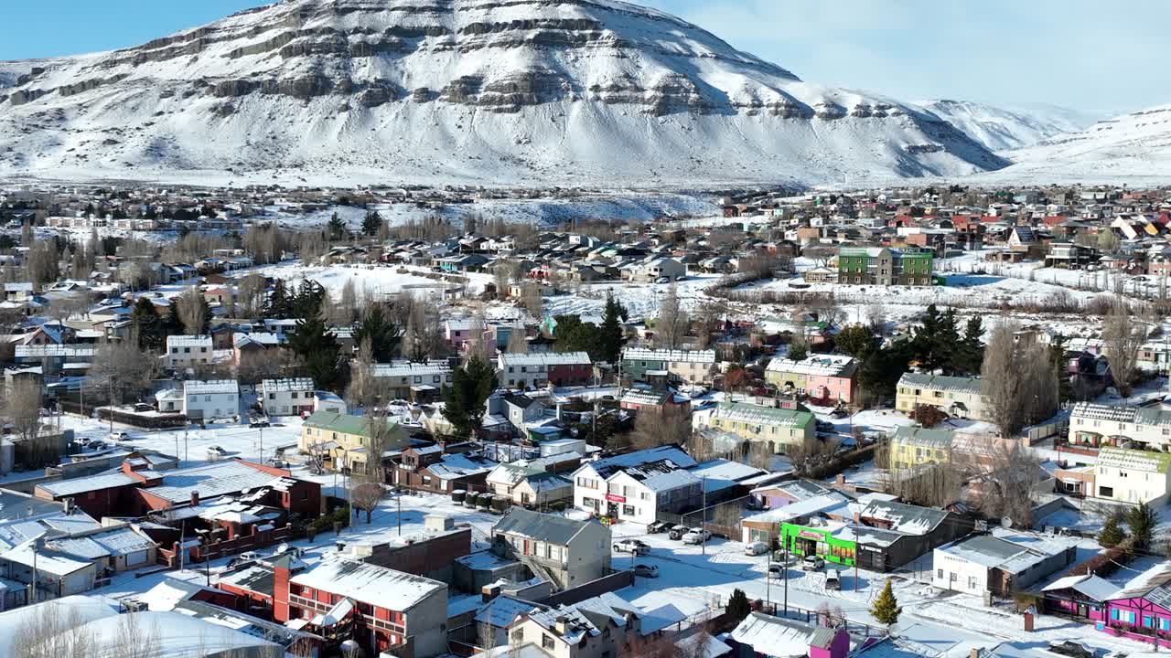 ciudad cubierta de nieve en el calafate en la patagonia argentina