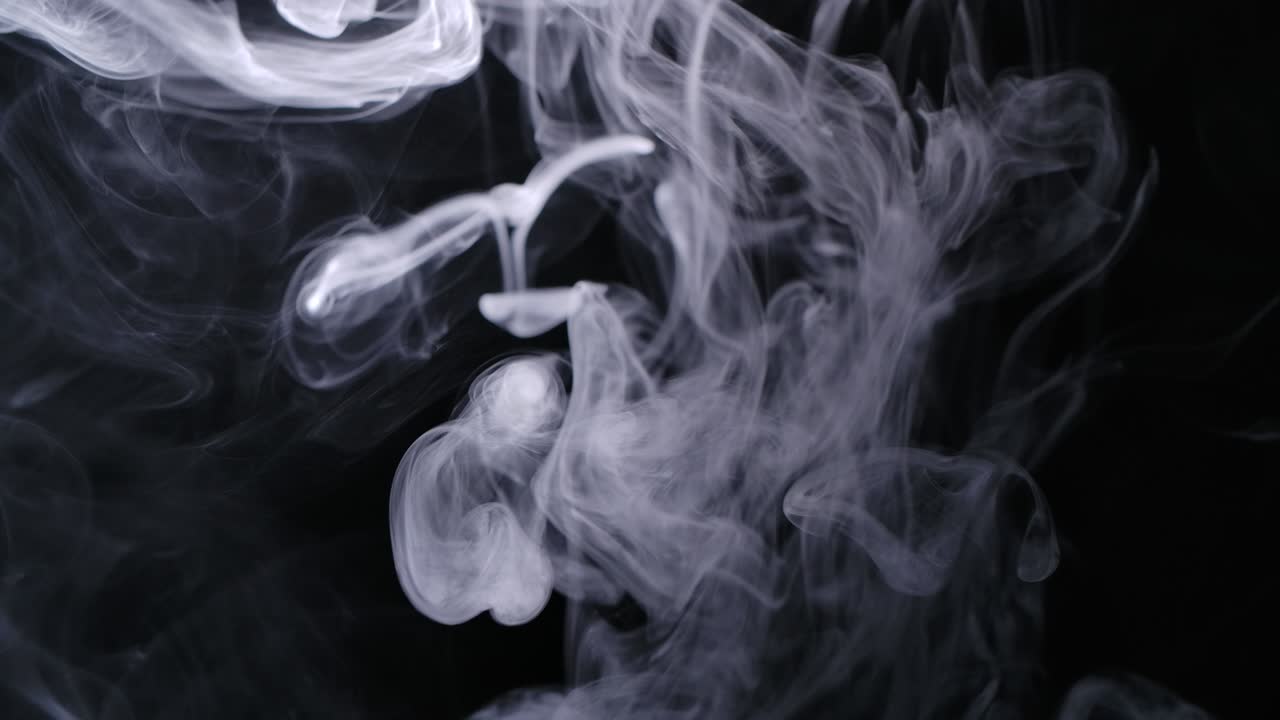 실제  연기가 검은 바탕에 움직입니다.