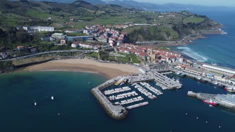 Vista-De-Pájaro-Del-Tranquilo-Pueblo-Pesquero-Vasco-En-La-Costa-De-España