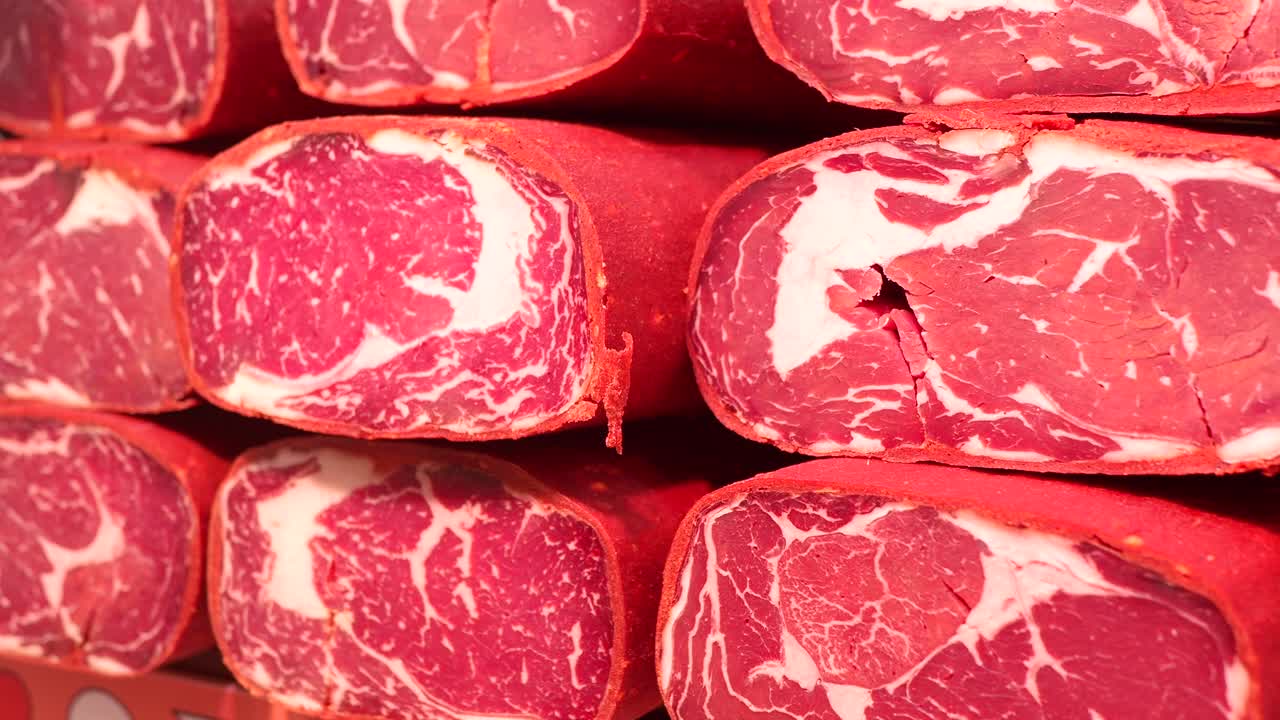 쳐진 은 터키 파스티르마의 클로즈업