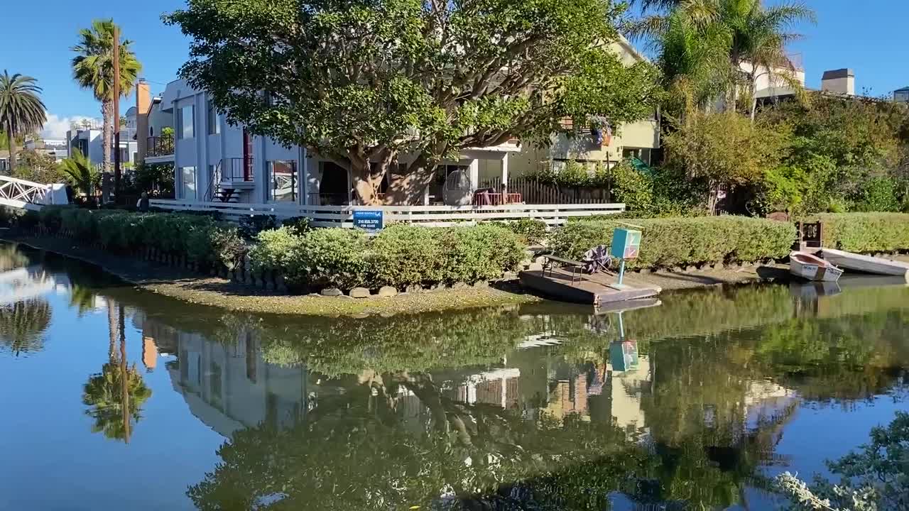 베니스 운하의 평화롭고 고요한 수로의 왼쪽에서 오른쪽으로 느린 팬