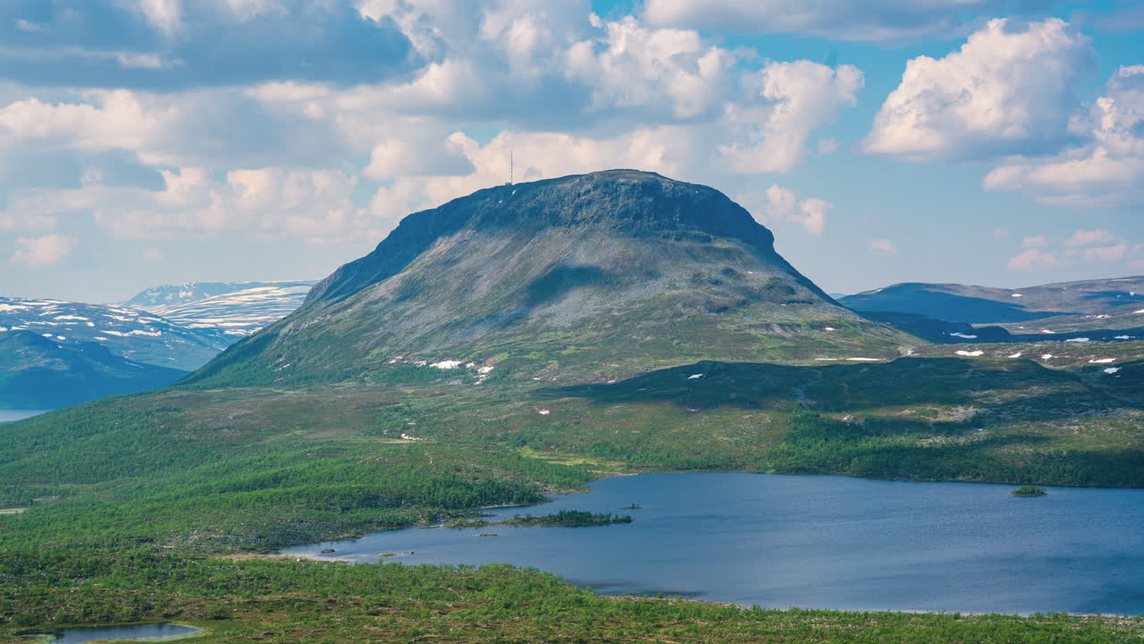 Tidsforløb af skygger og skyer, der bevæger sig over Saana-fjeldet, sommer i Finland