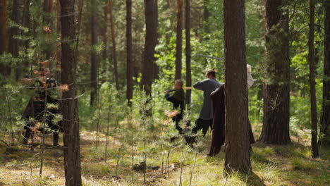 el comandante entrena a los soldados luchando con la espada en un bosque soleado.