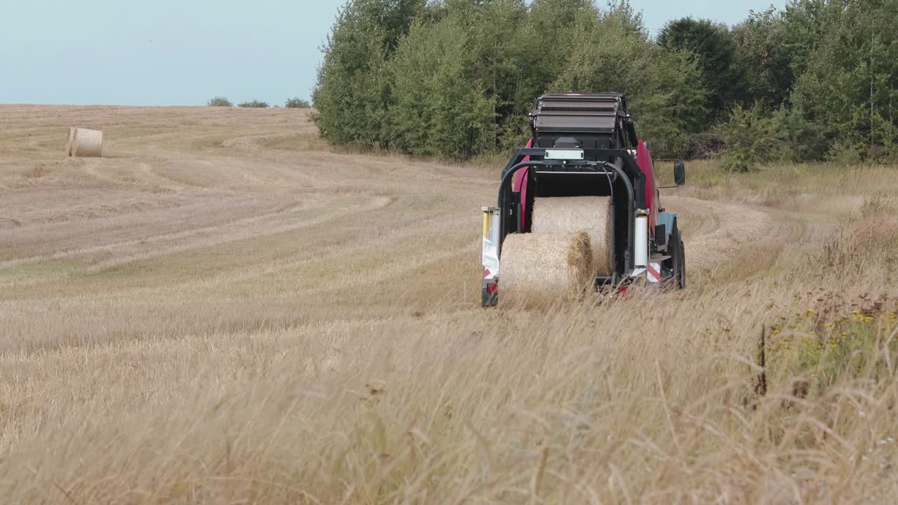 Baler unloads straw bales