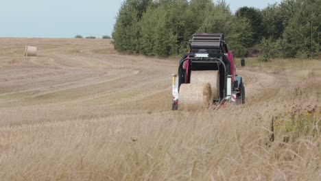 baler unloads straw bales