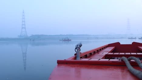 toma de bloqueo de un barco amarrado en un lago tranquilo, con el agua y el cielo circundantes envueltos en un clima brumoso y brumoso, creando una escena serena y atmosférica de quietud y tranquilidad en la india