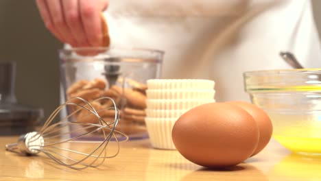 romper galletas para hacer base de pastel en batidora