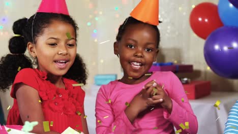 Animation-Von-Konfetti,-Das-Auf-Einer-Geburtstagsfeier-über-Verschiedene-Kinder-Mit-Partyhüten-Fällt