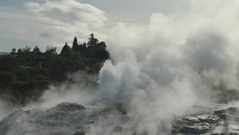 Rotorua-steamy-geothermal-geyser,-New-Zealand,-Slow-motion-iconic