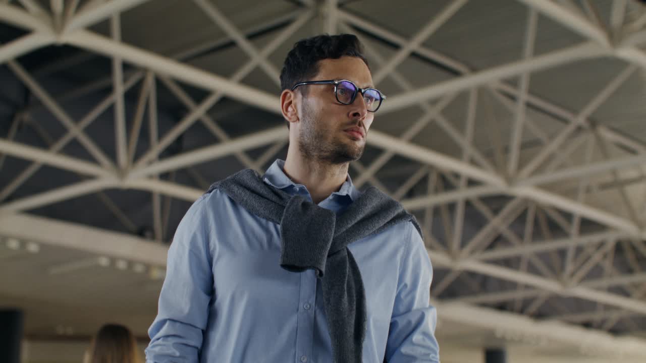 건물 안의 남자