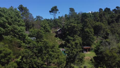 toma de un dron de una granja ecológica en hogsback, sudáfrica - el dron está retrocediendo desde una habitación de invitados hecha a sí misma