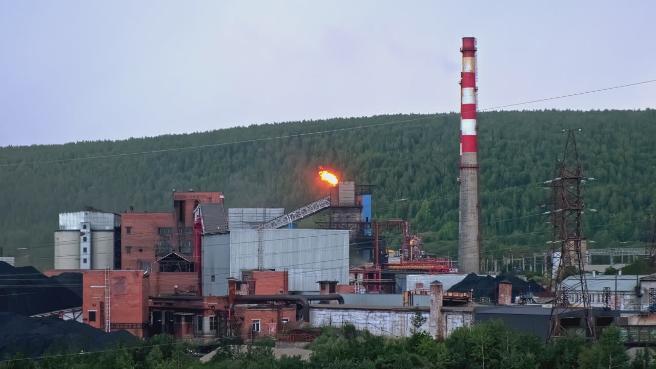 planta industrial con llama