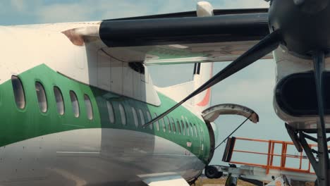 vista del ala y del motor del avión bombardier dhc-8 q400 de air cote d'ivoire en el aeropuerto internacional félix houphouët-boigny de abidjan