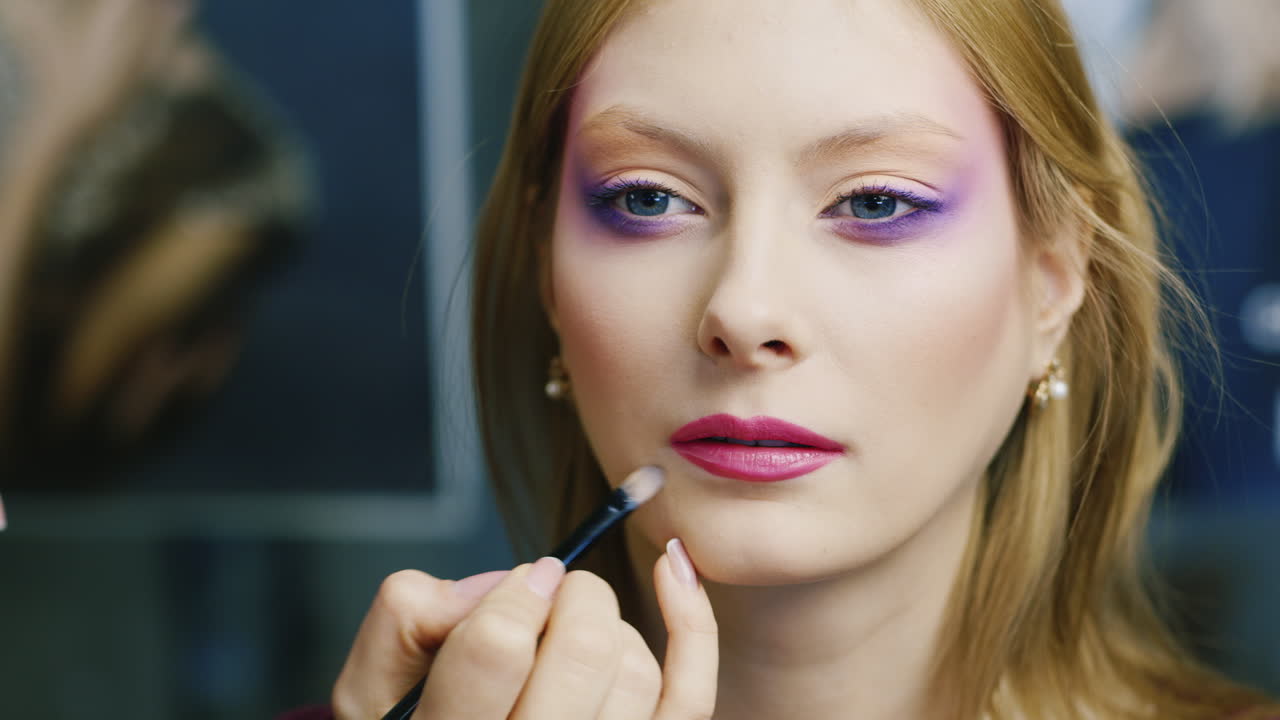 modelos para maquillarse en el salón de belleza