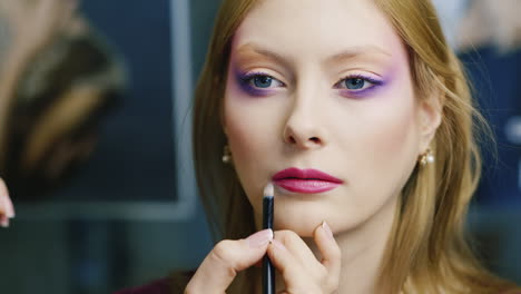modelos para maquillarse en el salón de belleza
