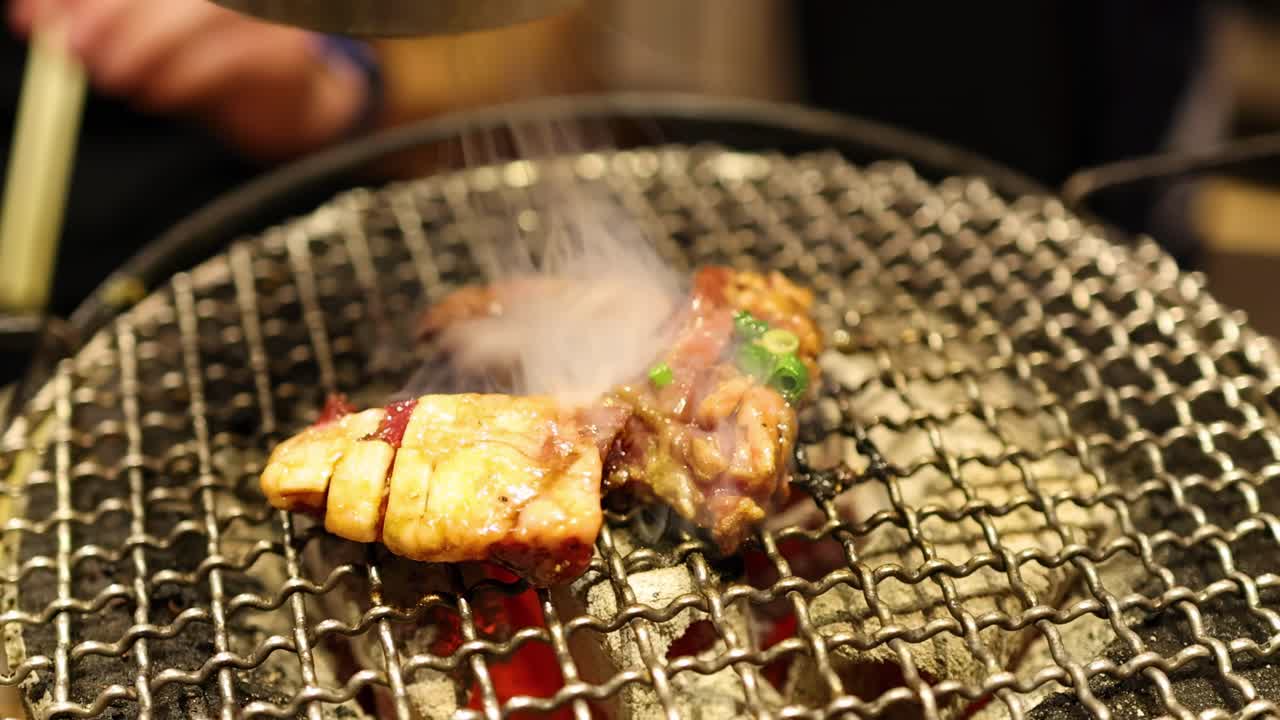 회전하는 바베큐 그릴에서 고기를 요리하는 것