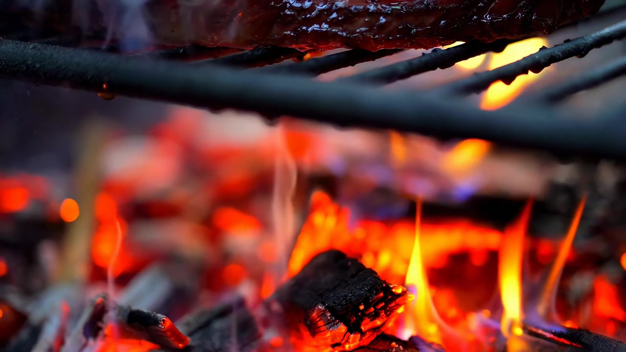 Primo piano di carne che griglia su braci ardenti e incandescenti