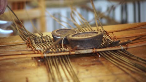 Primer-Plano-De-Cortar-Los-Bordes-Mientras-Se-Hace-Una-Cesta-Galesa-Tradicional