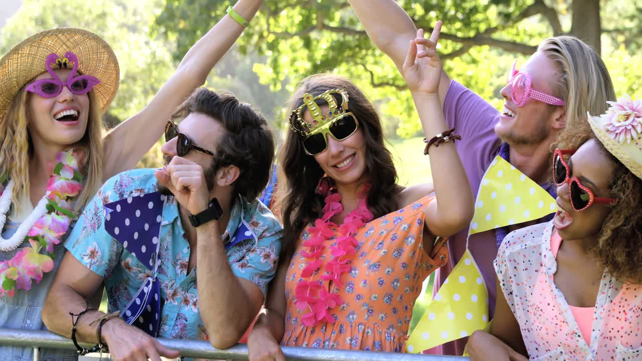 amigos hipsters disfrazados aplaudiendo sus manos