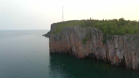 hermosa vista aérea del paisaje natural, lugares que vale la pena viajar en ee.uu., palisade head en la zona de la costa norte de minnesota durante los meses de verano