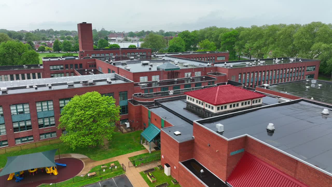 도시의 아이들에게 교육을 제공하는 대형 학교