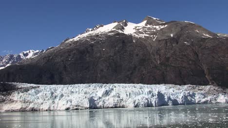 Plano-General-Del-Glaciar-Margerie-Y-La-Montaña-Cubierta-De-Nieve