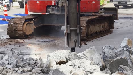 trabajos de demolición con martillo automático y excavadora
