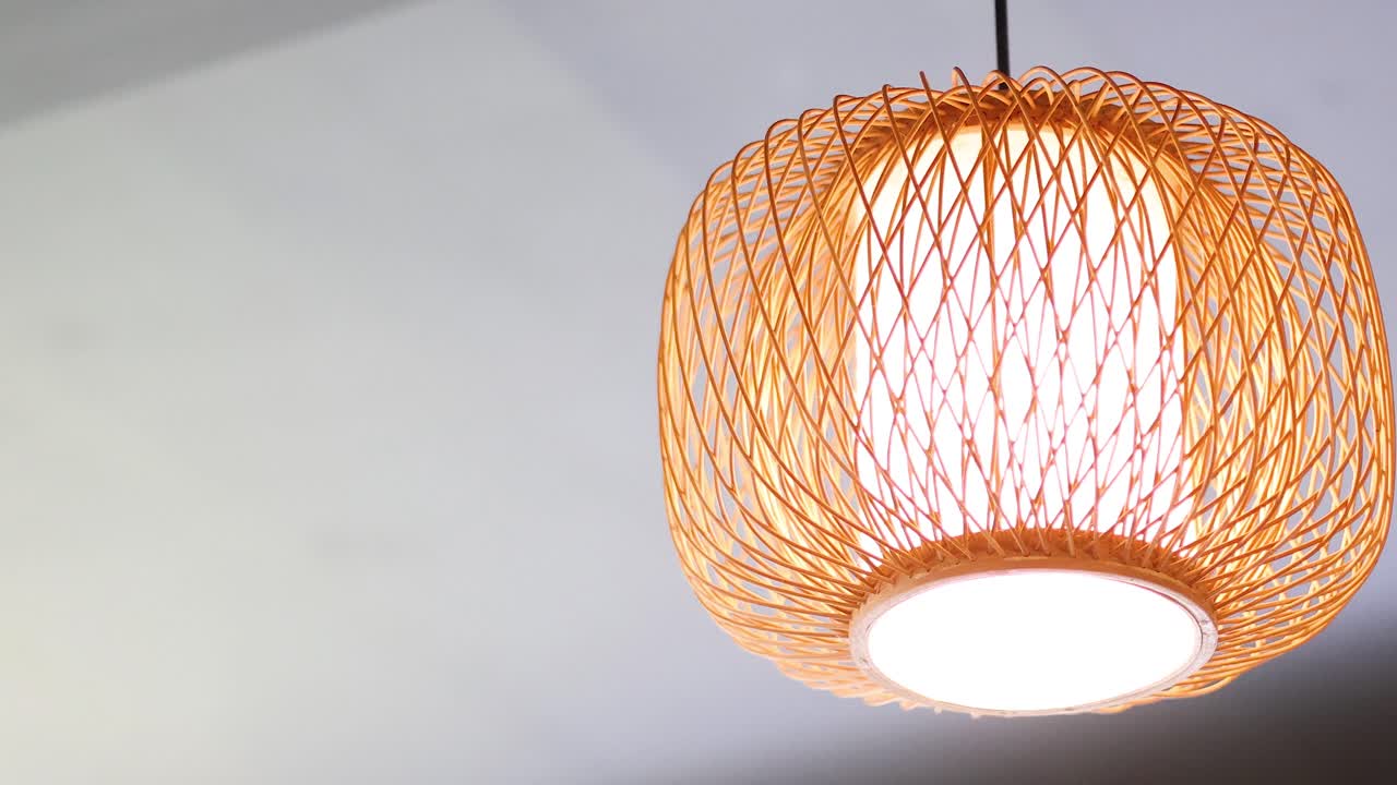 리적 인 패턴 으로 빛나는 등불 들