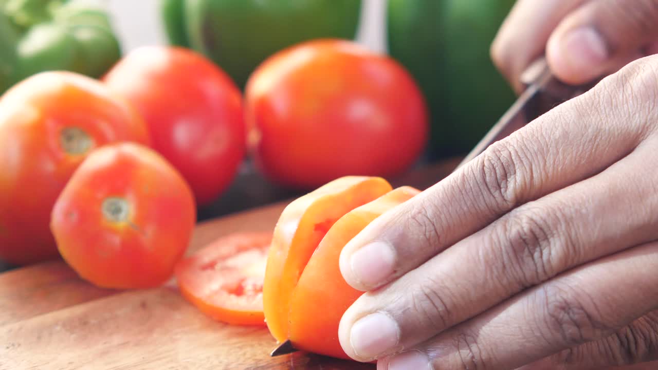 토마토를 잘라내는 것