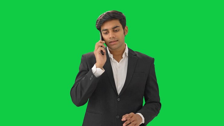 el gerente indio discutiendo algo en la pantalla verde de la llamada