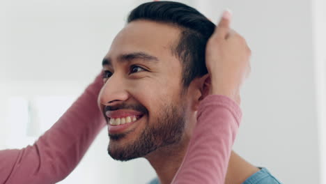 cabello, amor y hombre feliz con su esposa en el baño