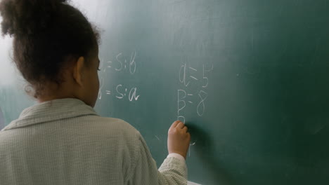 lehrer und schüler an der tafel.