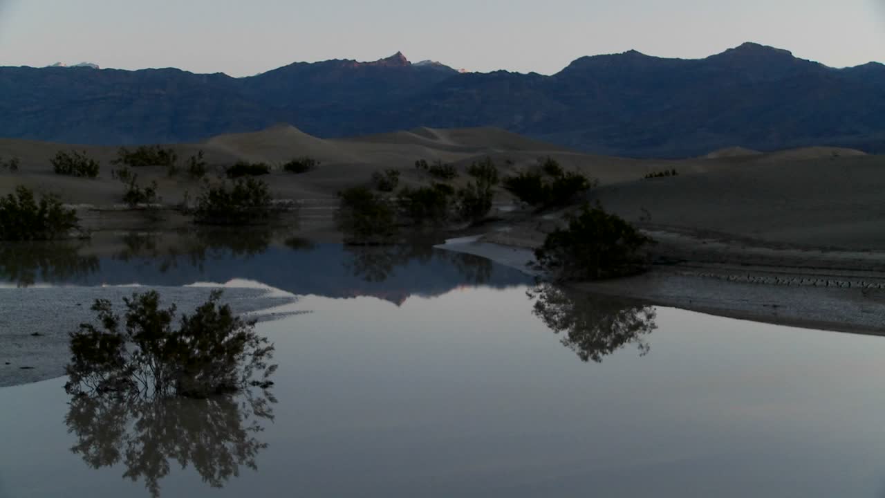 죽음의 계곡의 오아시스를 지나는 시간 경과