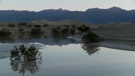 Lapso-De-Tiempo-Sobre-Un-Oasis-En-El-Valle-De-La-Muerte