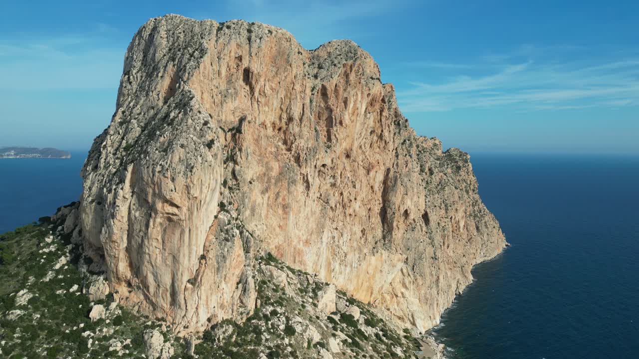 스페인의 코스타 블랑카에 있는 칼페 록 페논 드 이파치 자연 공원 (calpe rock penon de ifache nature park) - 에어리얼 4k 서클링