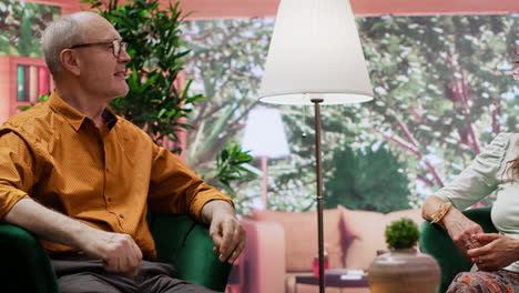 una pareja de ancianos feliz charlando en un ambiente familiar cómodo