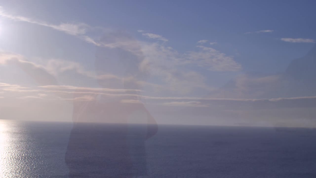 해변에 있는 백인 여성 위에 있는 바다와 함께 풍경의 애니메이션