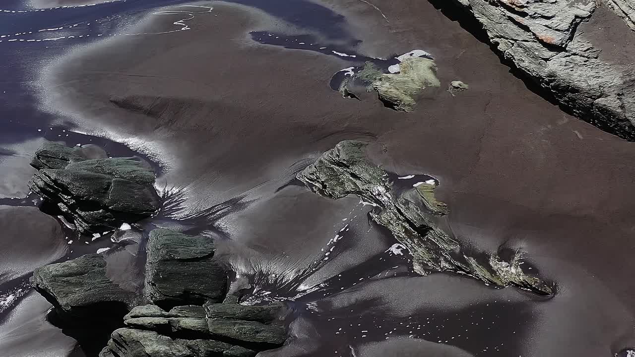 Oceánské vlny omývají skály v Chile během odlivu