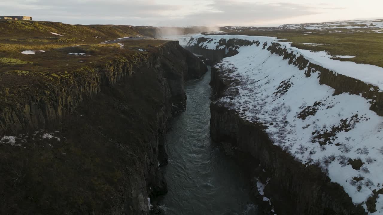 río hvita que fluye a través de los acantilados hacia las cataratas de gullfoss en islandia, antena