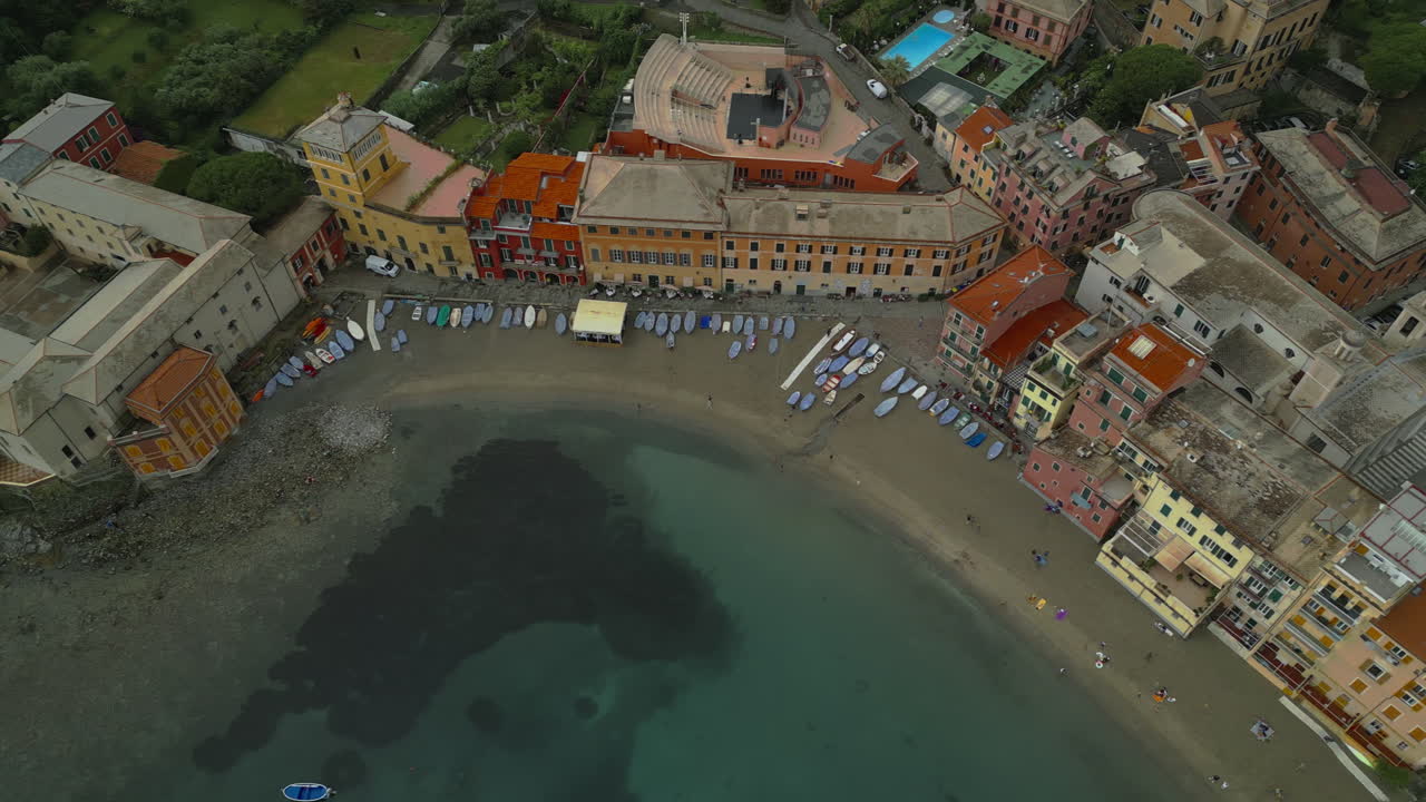 Sestri Levante, una pittoresca cittadina in Liguria, Italia, si vede dall'alto con edifici colorati, una spiaggia sabbiosa e acque cristalline