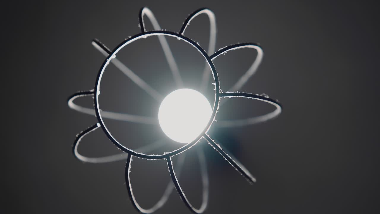 primer plano de una lámpara de metal polvorienta que cuelga del techo. primer plano disparando con rotación