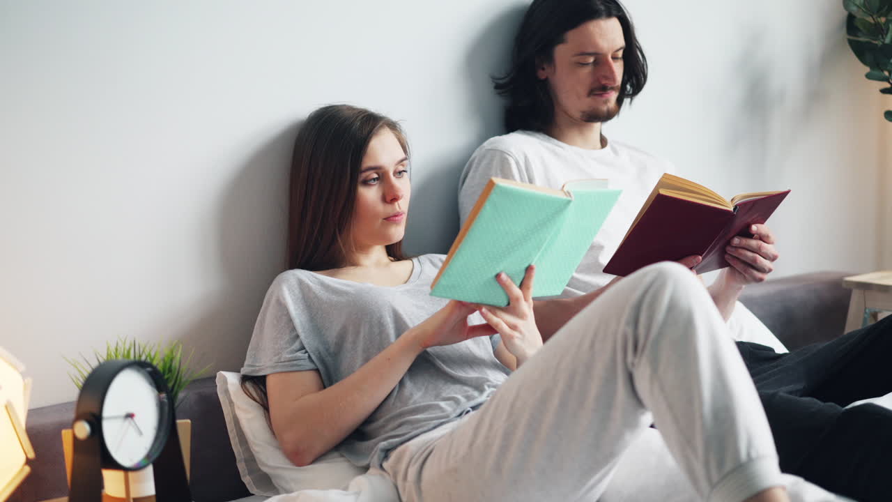 pareja leyendo en la cama
