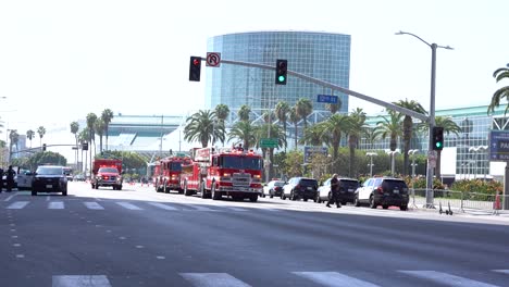 Ambulancia-Llega-Para-Saludar-A-Los-Bomberos