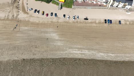 Playa-De-Duncannon-Con-Coches-Aparcados-Y-Gente-Caminando-Con-La-Marea-Baja-Wexford,-Irlanda