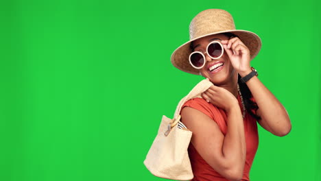 elegante, sonrisa y mujer con una bolsa en un verde