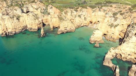 Playa-De-Barranco-Do-Martinho-Cerca-De-Ponta-Da-Piedad,-Lagos-Algarve,-Portugal---Toma-Panorámica-Aérea-De-Establecimiento