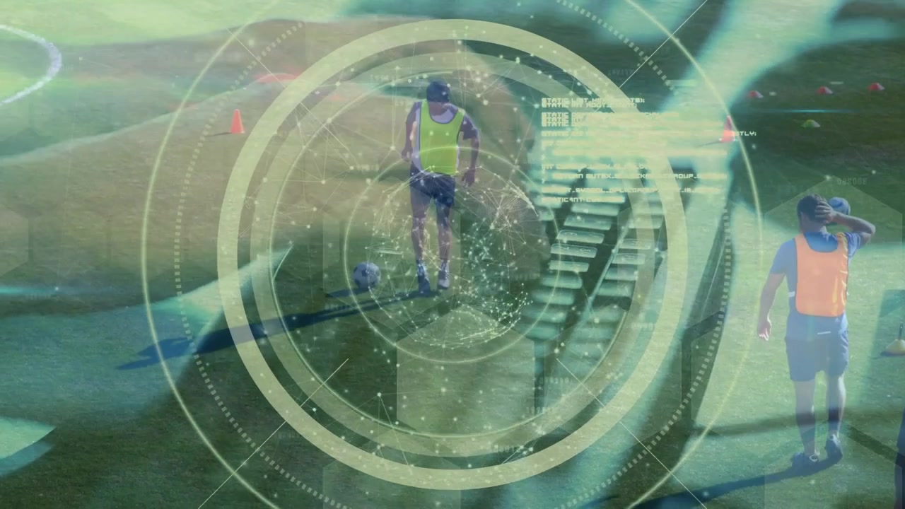 Animazione di elaborazione dati e mani di programmatore su diversi calciatori uomini