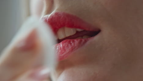 mujer quitando el maquillaje con una almohadilla de algodón